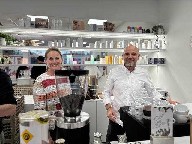 Röstmeister Wolfgang Strauss verwöhnte mit herzhaften Kaffee bei der Eröffnung. | Foto: MeinBezirk/Dresbach