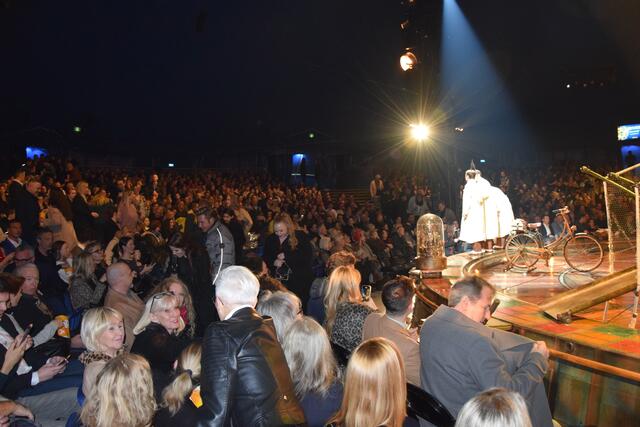 Der Sturz beunruhigte den gesamten Saal. Danach versuchte ein Jongleur, das Publikum wieder aufzuheitern. (Symbolfoto) | Foto: Patricia Hillinger/MeinBezirk