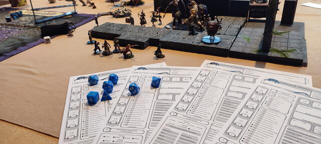 Die Würfel und "Character-Sheets" stehen bereit, das Abenteuer kann beginnen. | Foto: RIuT