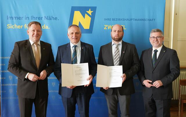 Angelobung Grafenschlag: Bezirkshauptmann Markus Peham, Bürgermeister Franz Heiderer, Vizebürgermeister Christian Krapfenbauer und Landesrat Ludwig Schleritzko (v.l.). | Foto: Evi Leutgeb