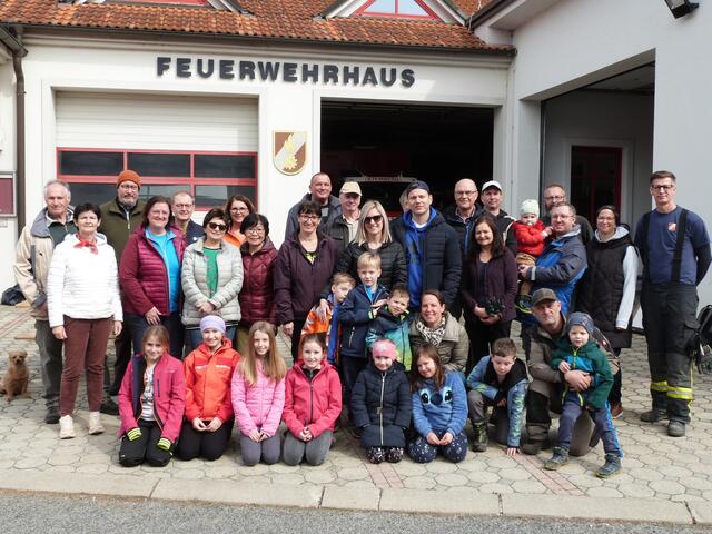 Ob Erwachsene, Kinder oder Vierbeiner - alle halfen fleißig bei der Flurreinigung mit! 