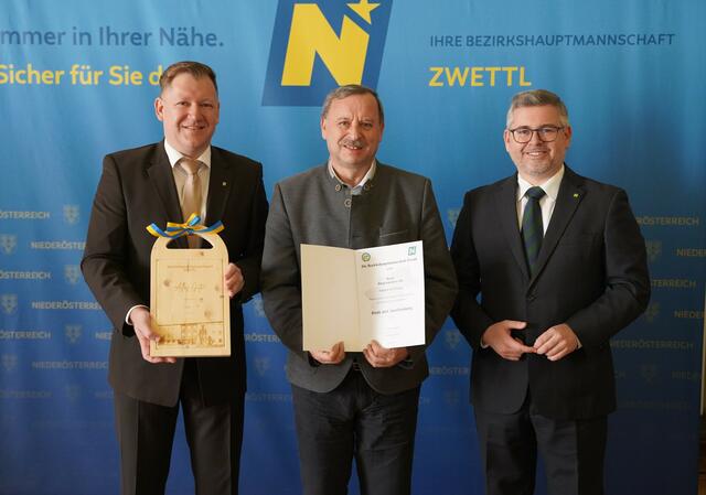 Großgöttfritz: Bezirkshauptmann Markus Peham (l.) und Landesrat Ludwig Schleritzko (r.) verabschiedeten Bürgermeister Johann Hofbauer aus dem Amt. | Foto: Evi Leutgeb