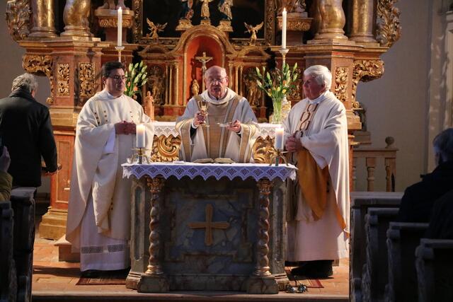Die Heilige Messe wurde von Dekan Franz Neuner, Pfarrer Tomasz Kukulka und Pfarrer Donatus Wagner zelebriert. 