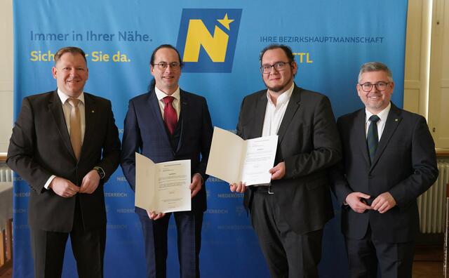 Angelobung Bärnkopf: Bezirkshauptmann Markus Peham, Bürgermeister Christian Hörhan, Vizebürgermeister Anton Täubler und Landesrat Ludwig Schleritzko (v.l.). | Foto: Evi Leutgeb