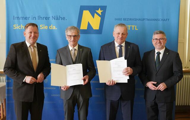 Angelobung Ottenschlag: Bezirkshauptmann Markus Peham, Bürgermeister Paul Kirchberger, Vizebürgermeister Helmut Teuschl und Landesrat Ludwig Schleritzko (v.l.). | Foto: Evi Leutgeb