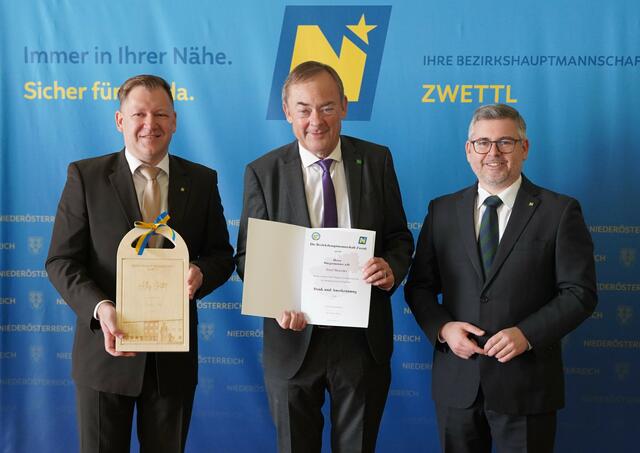 Echsenbach: Bezirkshauptmann Markus Peham (l.) und Landesrat Ludwig Schleritzko (r.) verabschiedeten Bürgermeister Josef Baiereder aus dem Amt. | Foto: Evi Leutgeb
