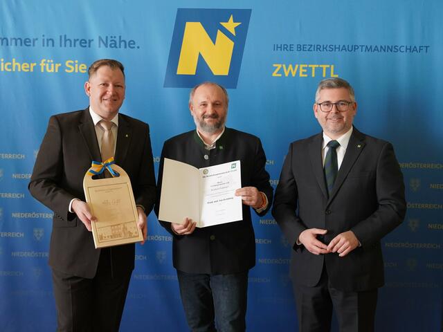 Schwarzenau: Bezirkshauptmann Markus Peham (l.) und Landesrat Ludwig Schleritzko (r.) verabschiedeten Vizebürgermeister Reinhard Poppinger aus dem Amt. | Foto: Evi Leutgeb