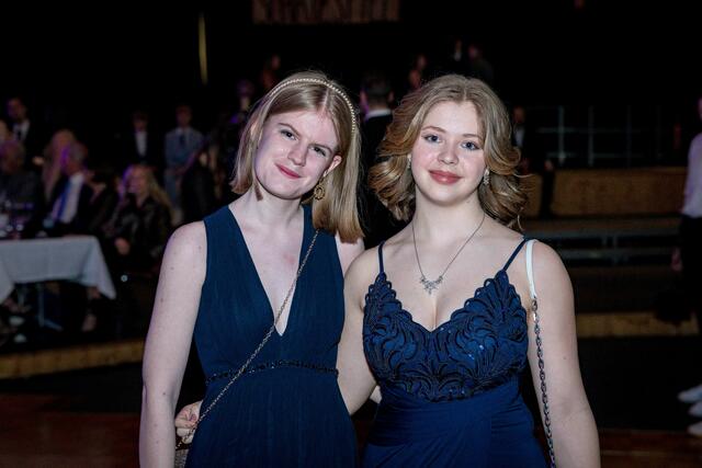 Ballfans aus dem Ingeborg-Bachmann-Gymnasium: Sophie und Paula.