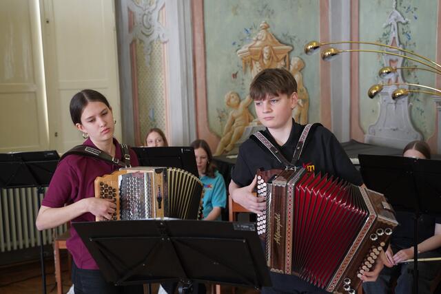 "Vierteljahrhundert-Dreiviertler" auf der Ziehharmonika: Valentina Zeller und Sebastian Schabauer. | Foto: Evi Leutgeb