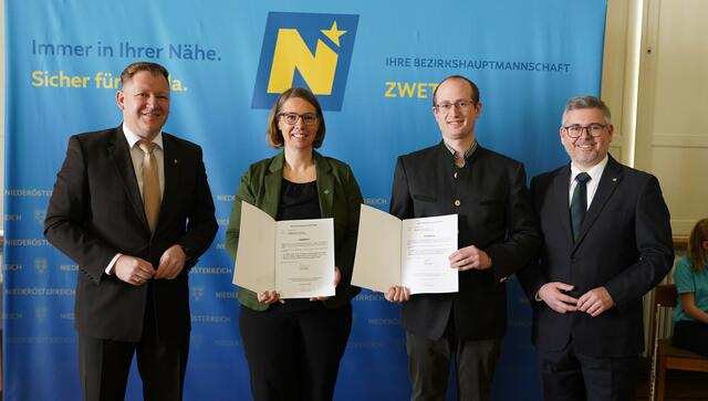 Angelobung Kirchschlag: Bezirkshauptmann Markus Peham, Bürgermeisterin Christina Martin, Vizebürgermeister Georg Führer und Landesrat Ludwig Schleritzko (v.l.). | Foto: Evi Leutgeb