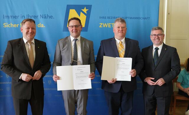 Angelobung Waldhausen: Bezirkshauptmann Markus Peham, Bürgermeister Johann Seper, Vizebürgermeister Andreas Göschl und Landesrat Ludwig Schleritzko (v.l.). | Foto: Evi Leutgeb