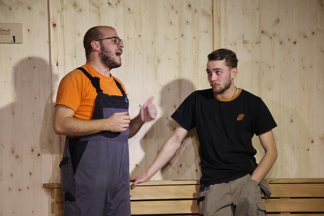 "Tischler" Sigi Fuchs mit "Lehrling" Laurenz Guggenberger.