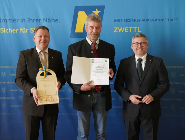 Martinsberg: Bezirkshauptmann Markus Peham (l.) und Landesrat Ludwig Schleritzko (r.) verabschiedeten Vizebürgermeister Franz Schramel aus dem Amt. | Foto: Evi Leutgeb