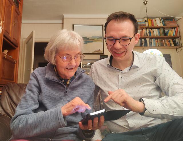 Matthias Gröll übt hier mit seiner eigenen Oma. Und sie hat offensichtlich gerade ein Aha-Erlebnis... | Foto: privat