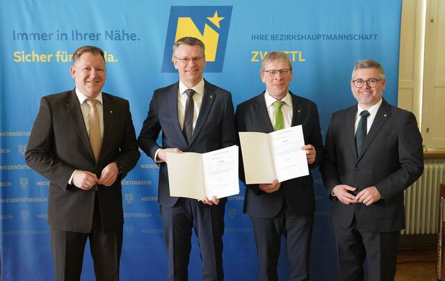 Angelobung Groß Gerungs: Bezirkshauptmann Markus Peham, Bürgermeister Christian Laister, Vizebürgermeister Josef Maurer und Landesrat Ludwig Schleritzko (v.l.). | Foto: Evi Leutgeb