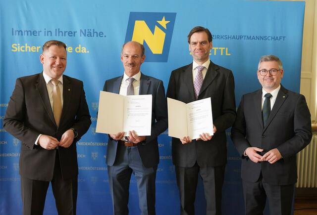 Angelobung Schönbach: Bezirkshauptmann Markus Peham, Bürgermeister Ewald Fröschl, Vizebürgermeister Rainer Strondl und Landesrat Ludwig Schleritzko (v.l.). | Foto: Evi Leutgeb