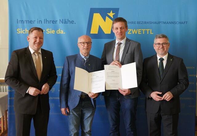 Angelobung Martinsberg: Bezirkshauptmann Markus Peham, Bürgermeister Friedrich Fürst, Vizebürgermeister Emil Honeder und Landesrat Ludwig Schleritzko (v.l.). | Foto: Evi Leutgeb