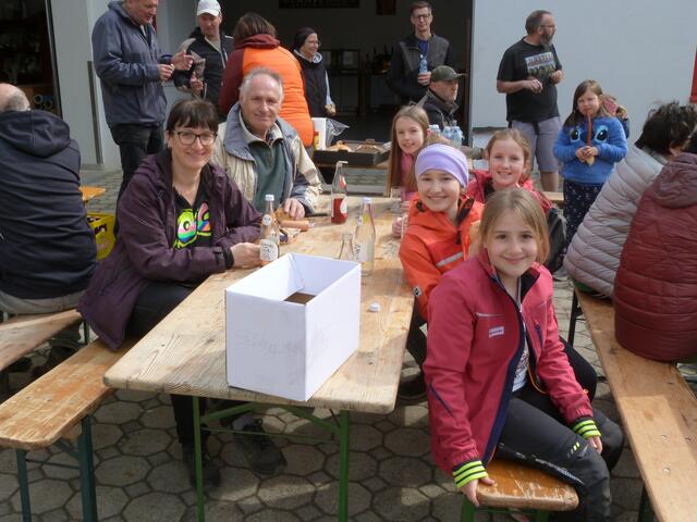 Auch die Kids setzten sich fleißig für die Umwelt und die saubere Umgebung in Steinberg ein! 