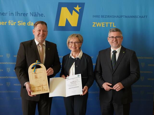 Gutenbrunn: Bezirkshauptmann Markus Peham (l.) und Landesrat Ludwig Schleritzko (r.) verabschiedeten Bürgermeisterin Adelheid Ebner aus dem Amt. | Foto: Evi Leutgeb