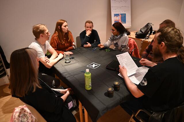 Die vorgefertigten Charaktere werden beim Einsteigertreff verteilt. | Foto: Königer