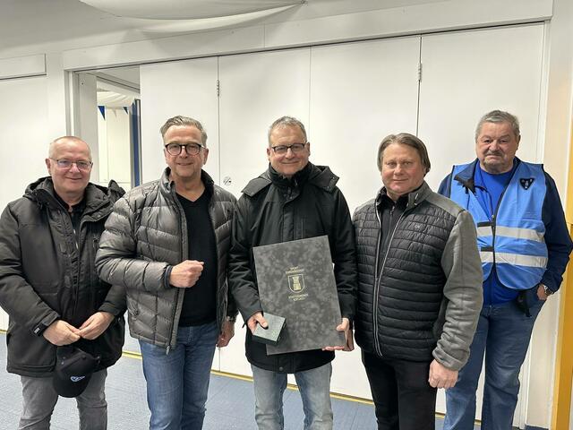 Harald Stückler (m.) bekam Bürgermeister Helmut Linhart und Vizebürgermeister Jürgen Kreiner das Goldene Sportehrenzeichen überreicht. | Foto: Stadtgemeinde Köflach