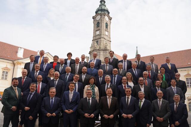 Die Gemeindespitze vor der Kirchturmspitze: Alle Bürgermeister und Vizebürgermeister des Bezirkes Zwettl. | Foto: Evi Leutgeb