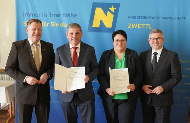 Angelobung Pölla: Bezirkshauptmann Markus Peham, Bürgermeister Günther Kröpfl, Vizebürgermeisterin Sandra Warnung und Landesrat Ludwig Schleritzko (v.l.). | Foto: Evi Leutgeb