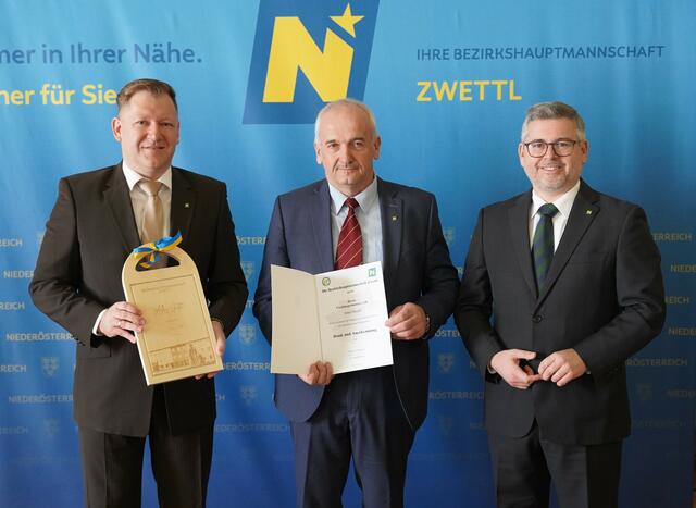 Grafenschlag: Bezirkshauptmann Markus Peham (l.) und Landesrat Ludwig Schleritzko (r.) verabschiedeten Bürgermeister Josef Hackl aus dem Amt. | Foto: Evi Leutgeb