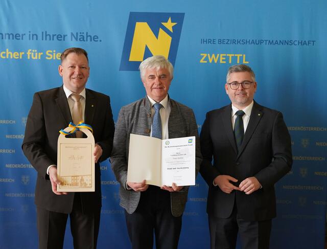 Waldhausen: Bezirkshauptmann Markus Peham (l.) und Landesrat Ludwig Schleritzko (r.) verabschiedeten Vizebürgermeister Franz Strabler aus dem Amt. | Foto: Evi Leutgeb