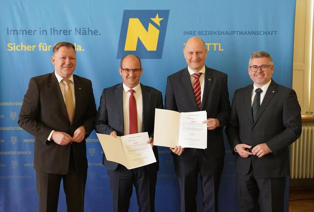 Angelobung Altmelon: Bezirkshauptmann Markus Peham, Bürgermeister Manfred Stauderer, Vizebürgermeister Reinhard Pölzl und Landesrat Ludwig Schleritzko (v.l.). | Foto: Evi Leutgeb