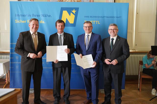 Angelobung Kottes-Purk: Bezirkshauptmann Markus Peham, Bürgermeister Josef Zottl, Vizebürgermeister Franz Schrammel und Landesrat Ludwig Schleritzko (v.l.). | Foto: Evi Leutgeb