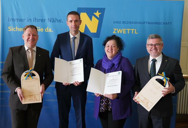 Allentsteig: Bezirkshauptmann Markus Peham (l.) und Landesrat Ludwig Schleritzko (r.) verabschiedeten Bürgermeister Jürgen Koppensteiner und Vizebürgermeisterin Elisabeth Klang (v.l.) aus dem Amt. | Foto: Evi Leutgeb