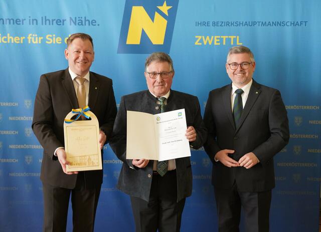 Sallingberg: Bezirkshauptmann Markus Peham (l.) und Landesrat Ludwig Schleritzko (r.) verabschiedeten Bürgermeister Leopold Bock aus dem Amt. | Foto: Evi Leutgeb