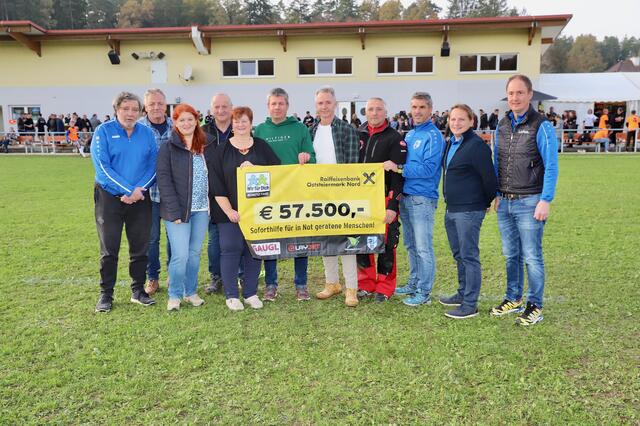 Ein Teil des „Wir für dich-Organisationskomitees“ freut sich über die Rekord-Spendensumme von 57.500 Euro.