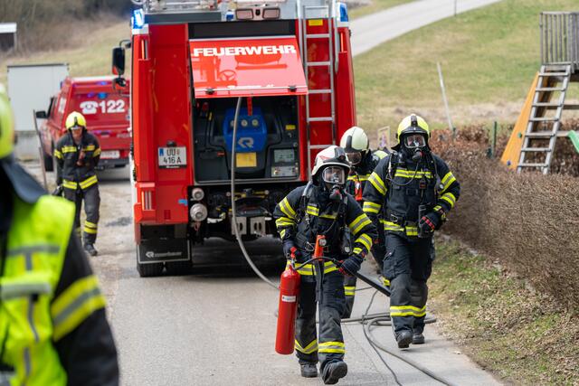 Die Einsatzkräfte kühlten die Schaltanlage mit CO₂-Löschern. | Foto: TEAM FOTOKERSCHI / MARTIN SCHARINGER