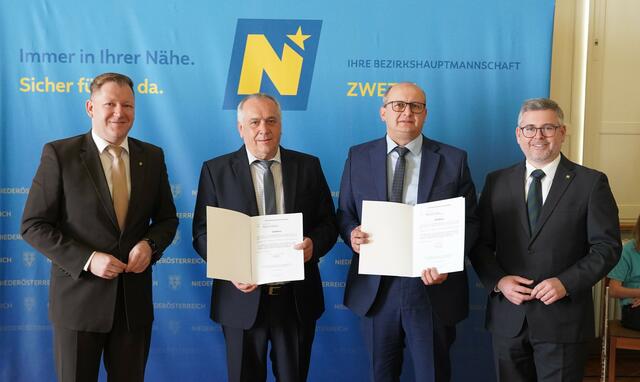 Angelobung Großgöttfritz: Bezirkshauptmann Markus Peham, Bürgermeister Franz Wagesreither, Vizebürgermeister Christian Huber und Landesrat Ludwig Schleritzko (v.l.). | Foto: Evi Leutgeb