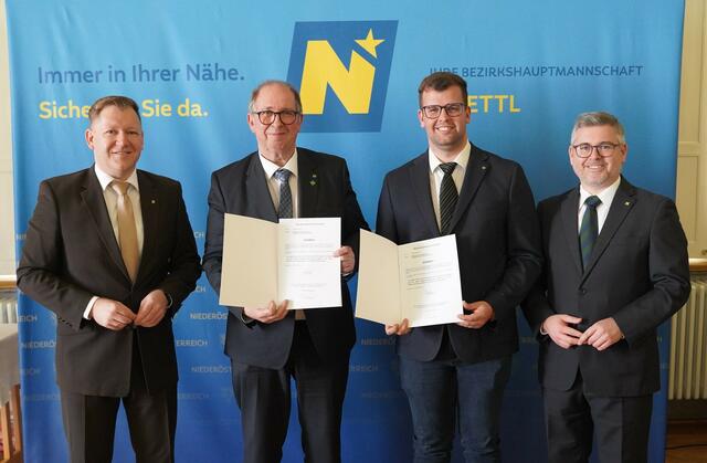 Angelobung Schwarzenau: Bezirkshauptmann Markus Peham, Bürgermeister Karl Elsigan, Vizebürgermeister Florian Gari und Landesrat Ludwig Schleritzko (v.l.). | Foto: Evi Leutgeb
