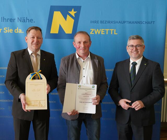 Kottes-Purk: Bezirkshauptmann Markus Peham (l.) und Landesrat Ludwig Schleritzko (r.) verabschiedeten Vizebürgermeister Leopold Fertl aus dem Amt. | Foto: Evi Leutgeb
