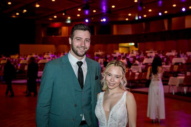 Tanzprofi Mathias Kunauer mit Ballkomiteemitglied Lara Kuess.