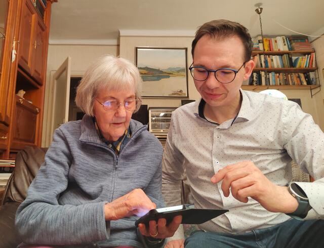 Matthias Gröll übt hier mit seiner eigenen Oma.  | Foto: privat