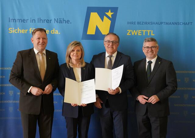 Angelobung Göpfritz an der Wild: Bezirkshauptmann Markus Peham, Bürgermeisterin Silvia Riedl-Weixlbraun, Vizebürgermeister Werner Scheidl und Landesrat Ludwig Schleritzko (v.l.). | Foto: Evi Leutgeb
