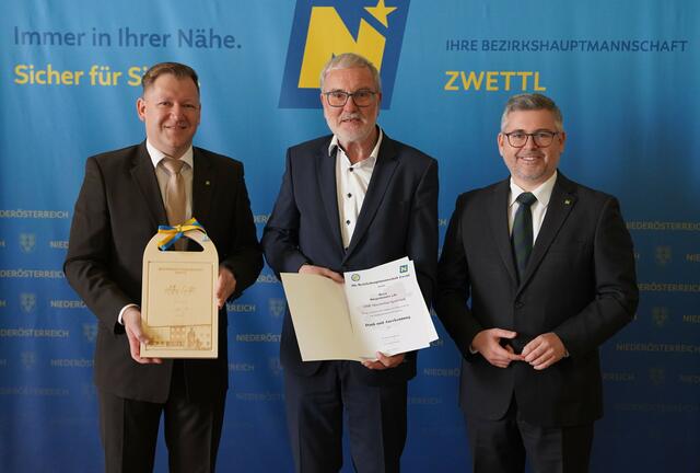 Groß Gerungs: Bezirkshauptmann Markus Peham (l.) und Landesrat Ludwig Schleritzko (r.) verabschiedeten Bürgermeister Maximilian Igelsböck aus dem Amt. | Foto: Evi Leutgeb