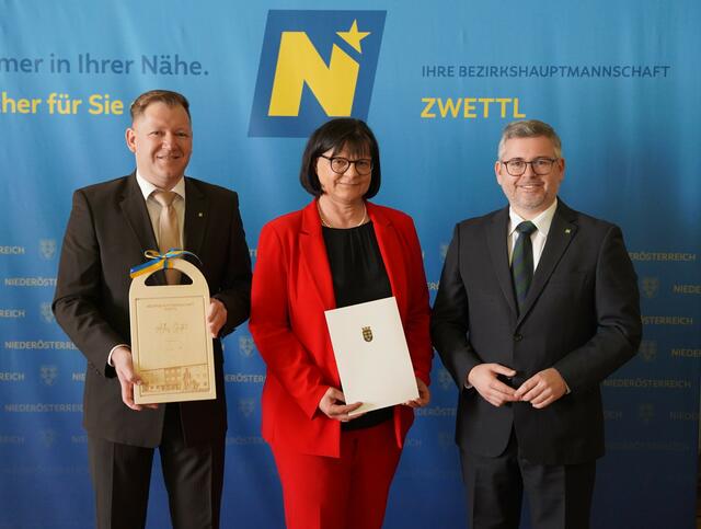 Zwettl: Bezirkshauptmann Markus Peham (l.) und Landesrat Ludwig Schleritzko (r.) verabschiedeten Vizebürgermeister Andrea Wiesmüller aus dem Amt. | Foto: Evi Leutgeb