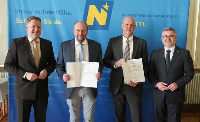 Angelobung Langschlag: Bezirkshauptmann Markus Peham, Bürgermeister Andreas Maringer, Vizebürgermeister Andreas Eder und Landesrat Ludwig Schleritzko (v.l.). | Foto: Evi Leutgeb