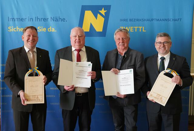 Bärnkopf: Bezirkshauptmann Markus Peham (l.) und Landesrat Ludwig Schleritzko (r.) verabschiedeten Vizebürgermeister Erich Bauernfried und Bürgermeister Arnold Bauernfried (v.l.) aus dem Amt. | Foto: Evi Leutgeb