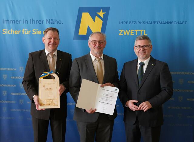 Schönbach: Bezirkshauptmann Markus Peham (l.) und Landesrat Ludwig Schleritzko (r.) verabschiedeten Vizebürgermeister Willibald Kolm aus dem Amt. | Foto: Evi Leutgeb