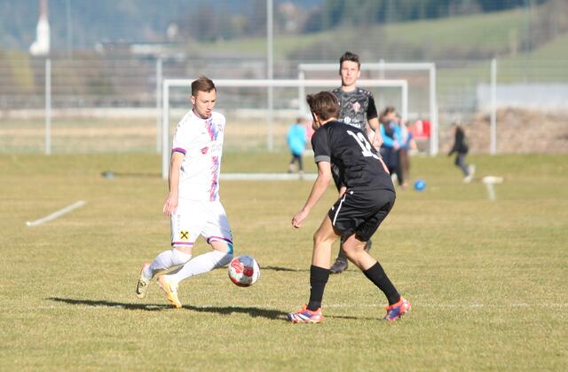 Alexander Zorzi (links) traf zum 4:2. Doch die Gäste vom Mieminger Plateau kämpften sich zurück. | Foto: Peter Leitner