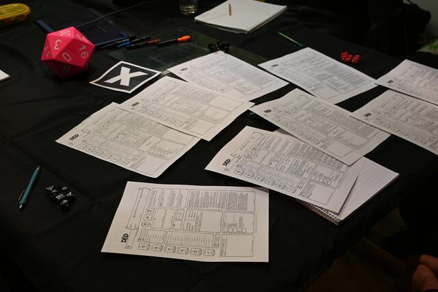 Die vorgefertigten Charakter für einen "One-Shot" sind bereit, ebenso wie eine Safety-Card und ein überdimensionierter D20. | Foto: Königer