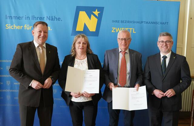 Angelobung Gutenbrunn: Bezirkshauptmann Markus Peham, Bürgermeisterin Birgit Haberzett, Vizebürgermeister Franz Hofbauer und Landesrat Ludwig Schleritzko (v.l.). | Foto: Evi Leutgeb