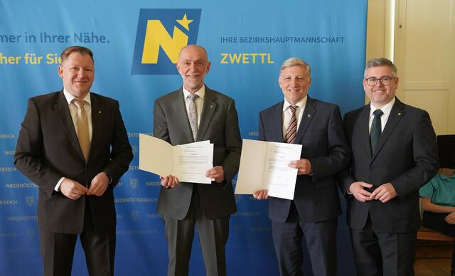 Angelobung Schweigers: Bezirkshauptmann Markus Peham, Bürgermeister Josef Schaden, Vizebürgermeister Günther Prinz und Landesrat Ludwig Schleritzko (v.l.). | Foto: Evi Leutgeb